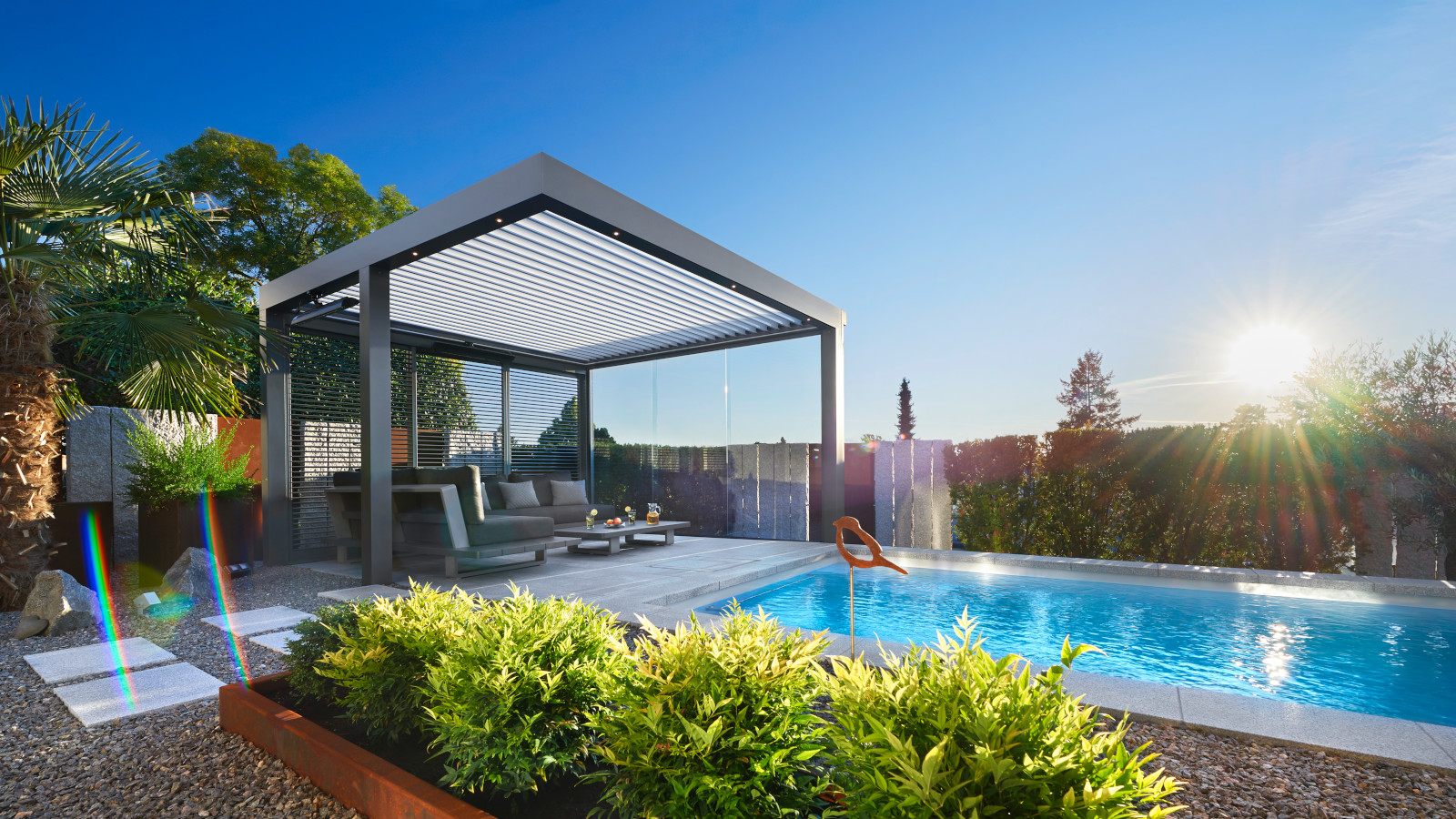 Lamellendach am Pool mit sauberen Lamellen montiert von der Hemmler Outdoorliving GmbH Lamellendach am Pool mit sauberen Lamellen montiert von der Hemmler Outdoorliving GmbH
